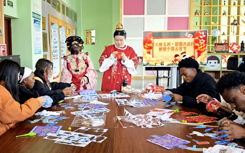  Intl students embrace Lantern Festival traditions in Linyi museum... 