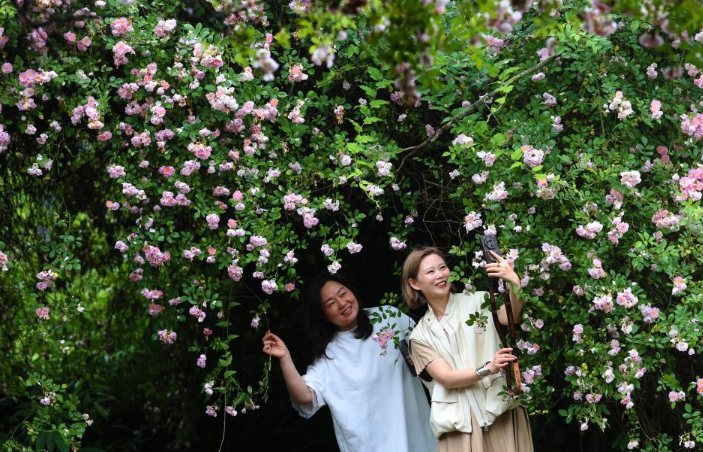  Tourism heats up across China ahead of May Day holiday